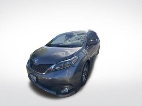 Used 2017 Toyota Sienna SE Premium FWD image 4
