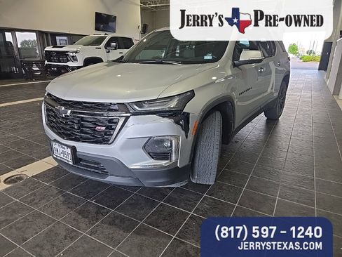 Used 2022 Chevrolet Traverse RS FWD image 2