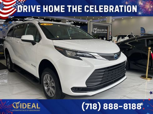 Used 2025 Toyota Sienna LE FWD image 1