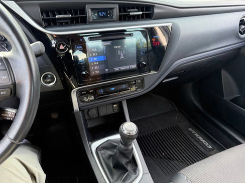 Used 2018 Toyota Corolla SE w/ Carpet Mat Package (TMS) FWD image 9