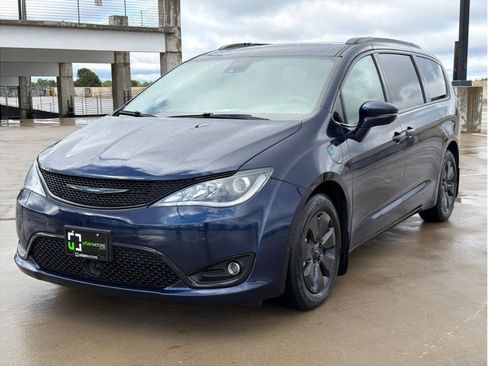 Used 2020 Chrysler Pacifica Limited w/ Advanced Safetytec Group FWD image 3