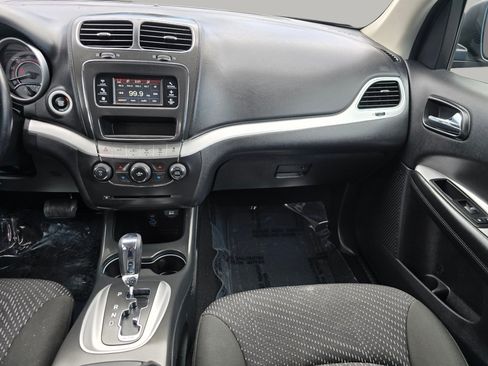 Used 2019 Dodge Journey SE w/ Connectivity Group FWD image 4