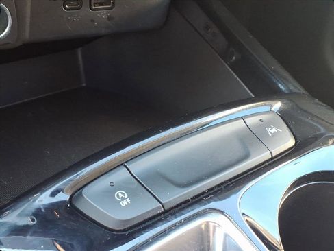 Used 2025 Chevrolet Trax LT image 10