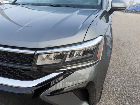 Certified 2024 Volkswagen Taos SE w/ Panoramic Sunroof Package image 13