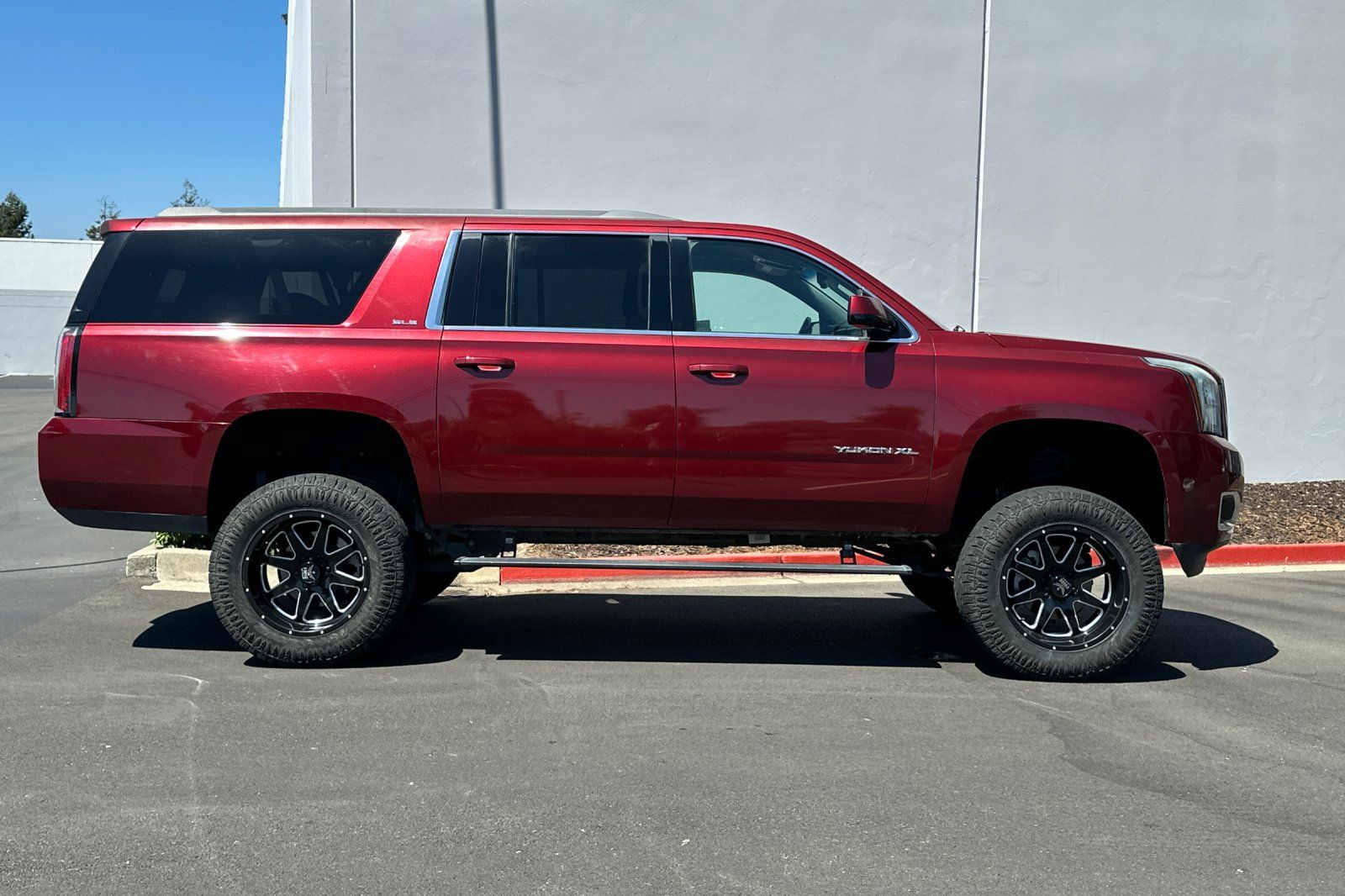 Used 2018 GMC Yukon XL SLE w/ SLE Value Package AWD/4WD image 3