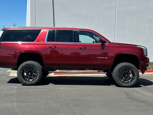 Used 2018 GMC Yukon XL SLE w/ SLE Value Package AWD/4WD image 3