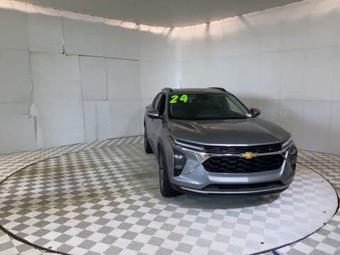 Used 2024 Chevrolet Trax LT w/ Sunroof Package FWD image 5