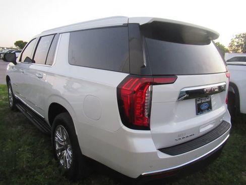 Used 2024 GMC Yukon XL SLT w/ SLT Premium Package AWD/4WD image 4