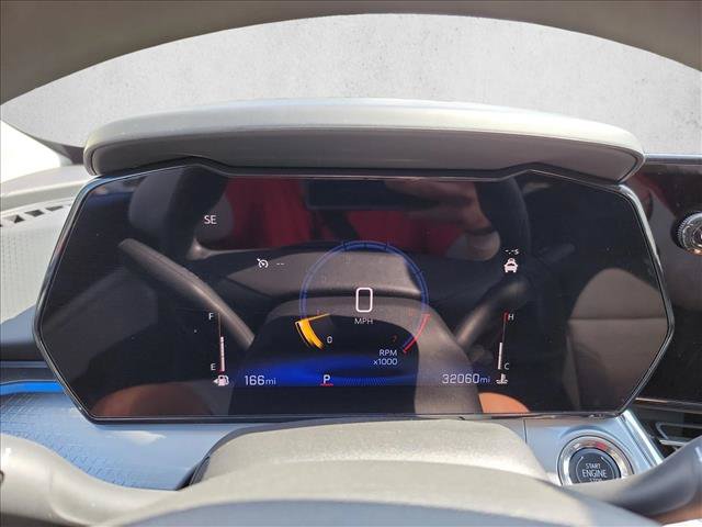 Used 2025 Chevrolet Trax LT FWD image 16