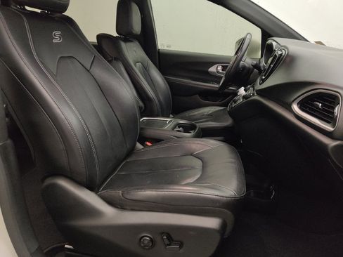 Used 2020 Chrysler Pacifica Touring-L Plus FWD image 21