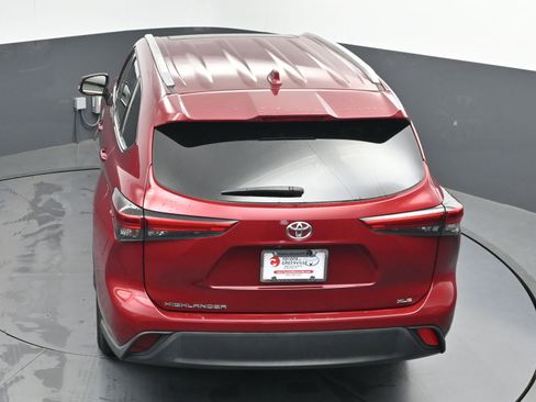 Certified 2022 Toyota Highlander XLE image 36