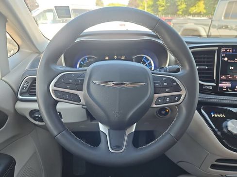 Certified 2023 Chrysler Pacifica Touring-L FWD image 20