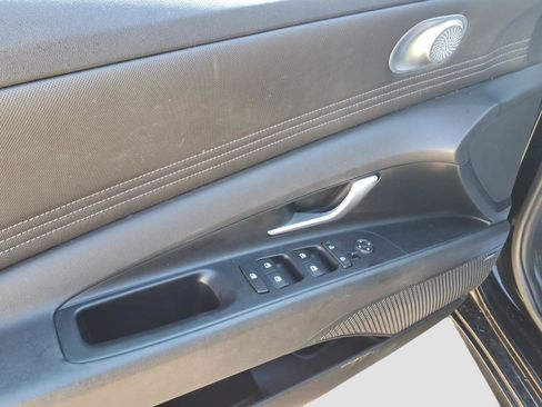 Used 2022 Hyundai Elantra Limited image 13