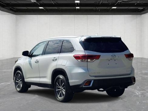 Used 2019 Toyota Highlander XLE AWD/4WD image 3