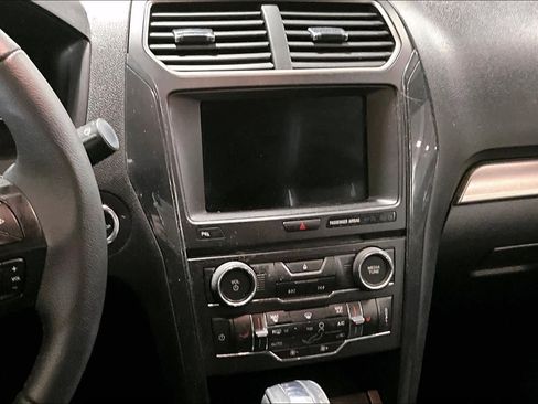 Used 2018 Ford Explorer XLT w/ Equipment Group 202A image 7