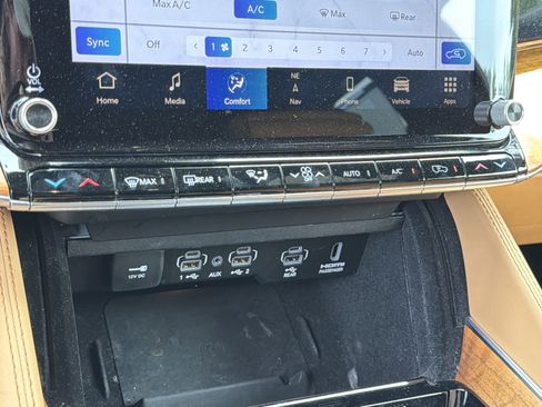 Used 2025 Jeep Grand Wagoneer Series III w/ Rear Seat Video Group 1 AWD/4WD image 39