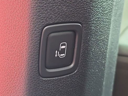Used 2025 Kia Carnival EX FWD image 32