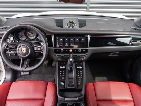 Used 2025 Porsche Macan Turbo image 11