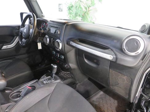 Used 2014 Jeep Wrangler Unlimited Sahara image 10