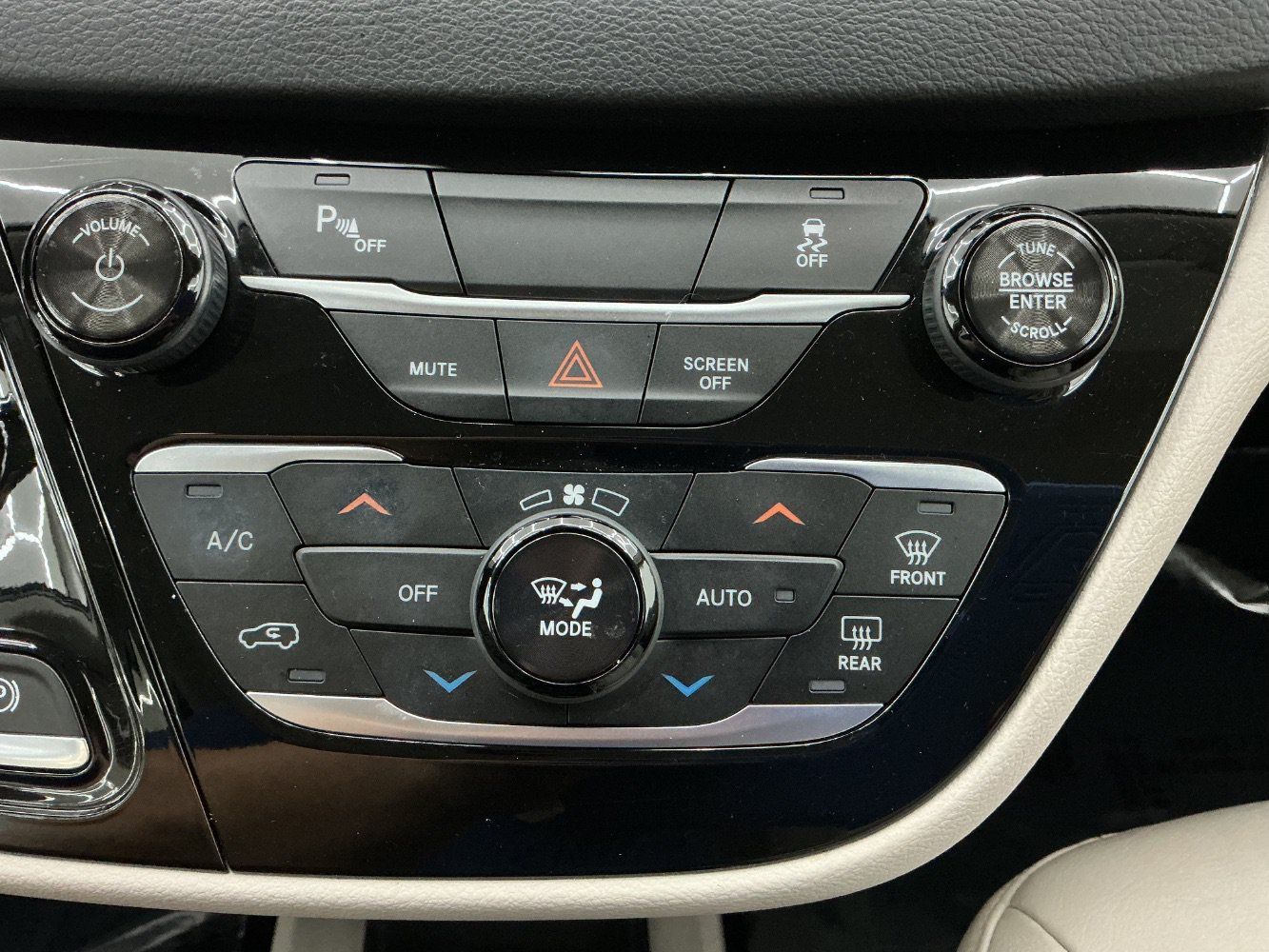 Used 2018 Chrysler Pacifica Touring-L FWD image 34