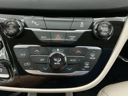 Used 2018 Chrysler Pacifica Touring-L FWD image 34