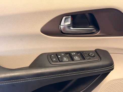 Used 2023 Chrysler Voyager LX FWD image 20