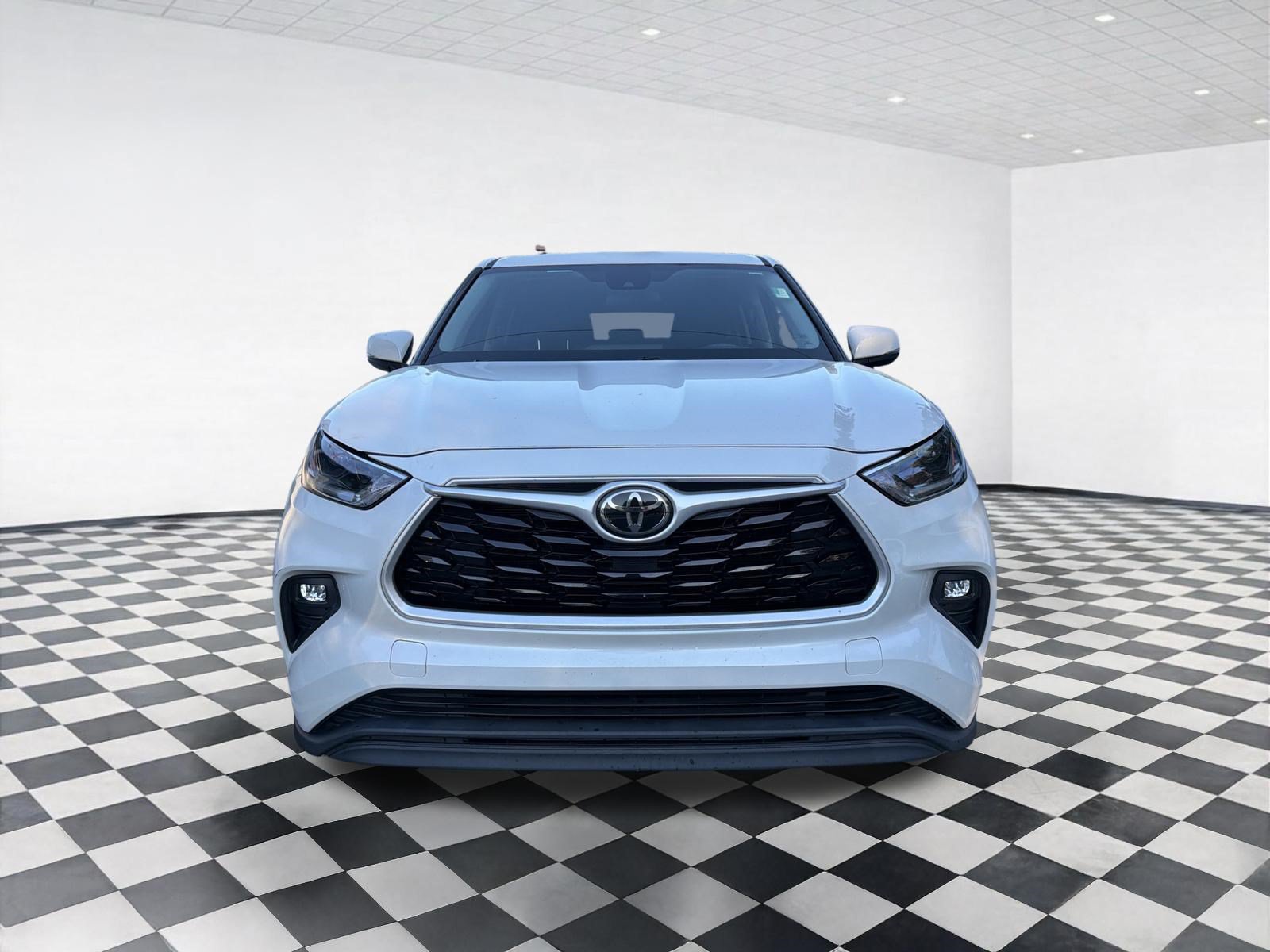 Used 2021 Toyota Highlander LE FWD image 2
