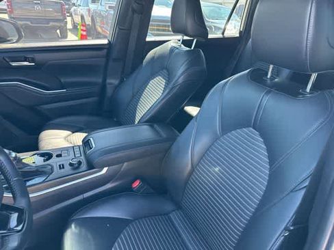 Used 2021 Toyota Highlander XSE image 3