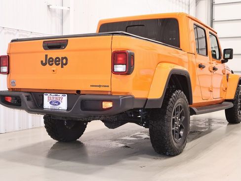 Used 2025 Jeep Gladiator Sport image 9