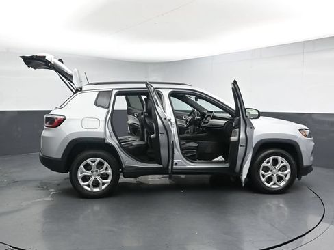 Used 2024 Jeep Compass Latitude AWD/4WD image 34