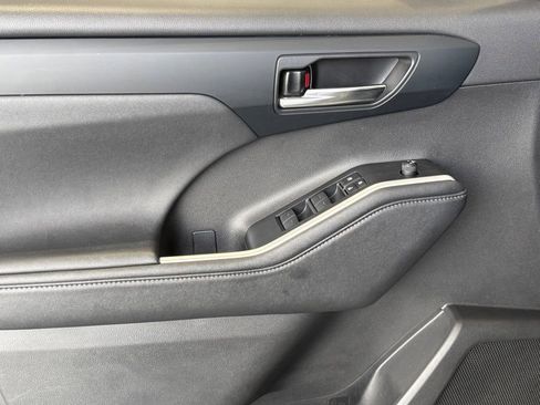 Used 2024 Toyota Highlander XLE image 20