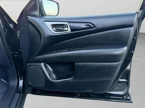 Used 2018 Nissan Pathfinder SV image 17