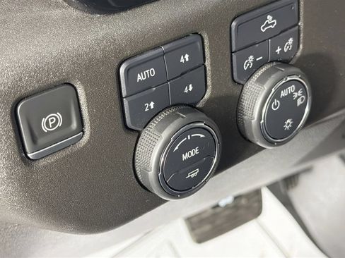 Used 2022 Chevrolet Silverado 1500 LT AWD/4WD image 10