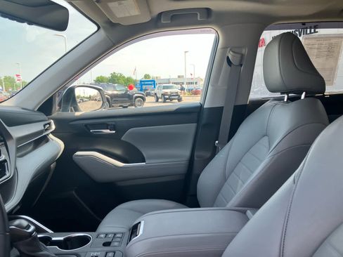 Used 2023 Toyota Highlander XLE AWD/4WD image 10