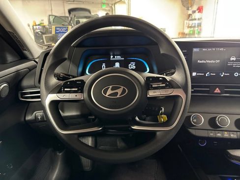 Certified 2025 Hyundai Elantra SE FWD image 11