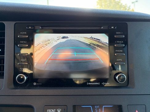 Used 2019 Toyota Sienna LE w/ Carpet Mat Package FWD image 31