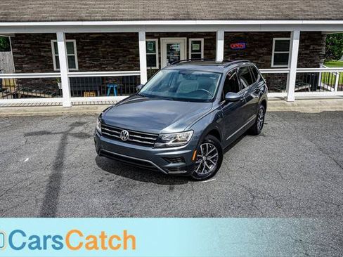 Used 2020 Volkswagen Tiguan SE w/ Panoramic Sunroof Package FWD image 2