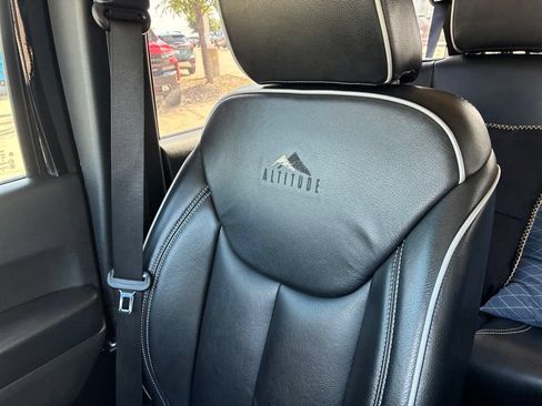 Used 2016 Jeep Wrangler Unlimited Sahara w/ Connectivity Group AWD/4WD image 8