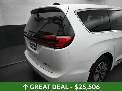 Used 2023 Chrysler Pacifica Limited FWD image 15