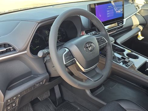 New 2026 Toyota Sienna Limited AWD/4WD image 12