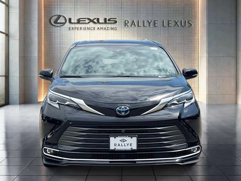 Used 2023 Toyota Sienna Platinum AWD/4WD image 2