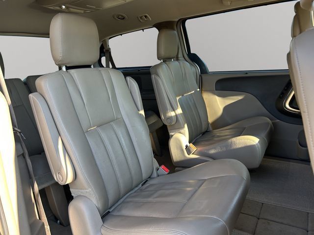 Used 2015 Chrysler Town & Country Touring-L w/ Driver Convenience Group FWD image 24
