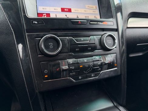 Used 2018 Ford Explorer XLT w/ Equipment Group 202A FWD image 18