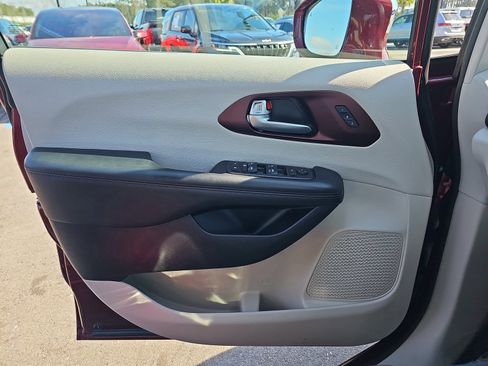 Used 2020 Chrysler Pacifica Limited image 29