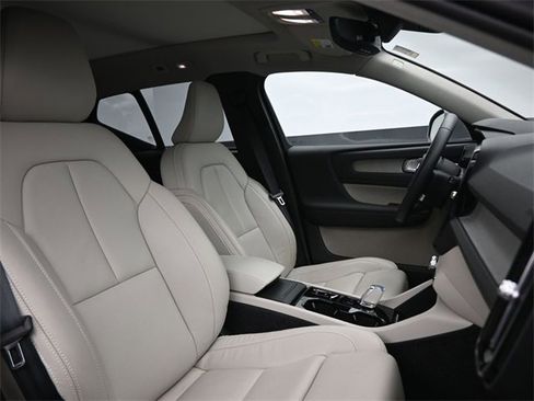 Used 2024 Volvo XC40 B5 Plus image 33