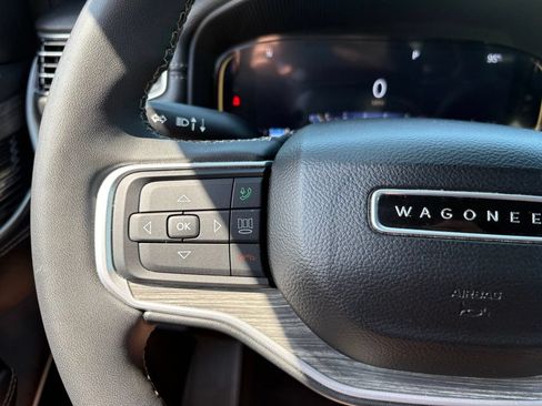 Used 2024 Jeep Wagoneer Series III AWD/4WD image 18