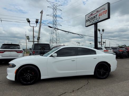 Used 2017 Dodge Charger SE w/ Blacktop Package RWD image 2