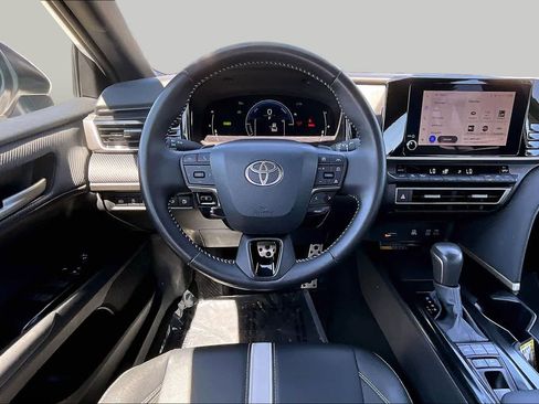 Used 2025 Toyota Camry SE FWD image 5