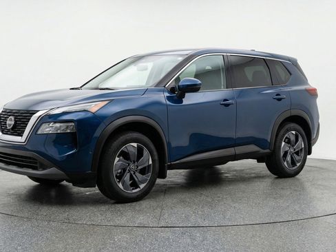 Used 2025 Nissan Rogue SV image 3