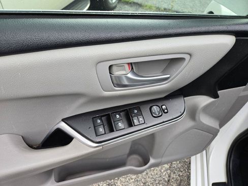 Used 2017 Toyota Camry SE FWD image 10